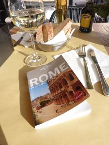 week-end-romantique-a-rome-dejuner-au-soleil